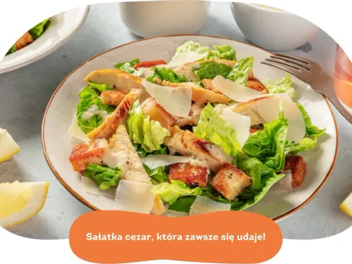 Klasyczna sałatka cezar z grillowanym kurczakiem, chrupiącymi grzankami i parmezanem. Idealna na lekki posiłek.