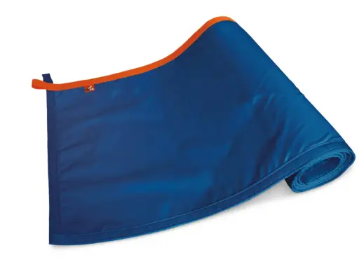 Ein blauer Fender mit orangefarbenem Rand, aufgerollt. Was ist ein Fender? Ein Schutzpolster für Boote.