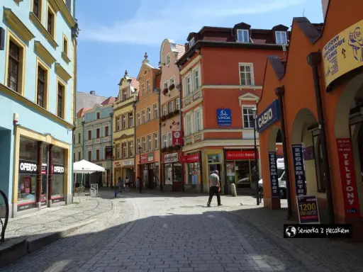 Kolorowe kamienice i brukowana uliczka tworzą urokliwy zakątek, idealny do odkrywania atrakcji Jeleniej Góry.