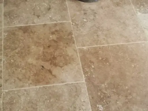 Carrelage en travertin, une définition naturelle de la pierre, avec ses nuances chaudes et ses textures uniques.