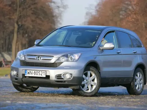 Srebrna Honda CRV 2.2 diesel zaparkowana na zewnątrz. Zastanawiasz się, jaki olej do Hondy CRV 2.2 diesel?
