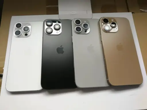 Cztery telefony iPhone 16 w kolorach białym, czarnym, srebrnym i złotym.