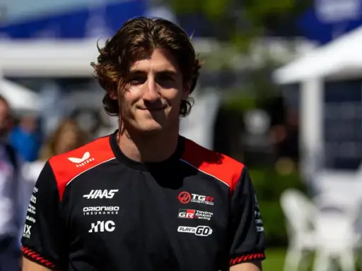 Jack Doohan sonríe con su camiseta negra y roja del equipo Haas F1.
