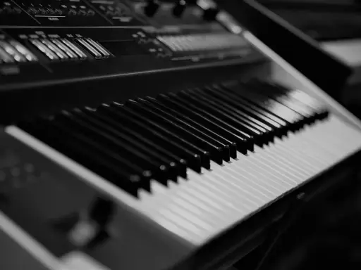 Fortepian czy pianino? Wybierz idealny instrument dla siebie