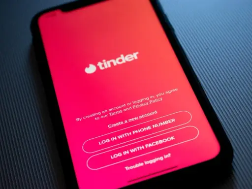 Ekran telefonu z aplikacją Tinder. Czas na nowe randki!