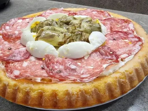Crostata morbida salata con salame, uova sode e carciofini sott'olio, un'idea gustosa per un aperitivo o un antipasto.