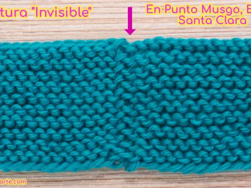 Muestra de tejido en punto musgo, con una costura "invisible" en el centro. El punto bobo, también conocido como punto Santa Clara, se logra tejiendo todas las vueltas del derecho.