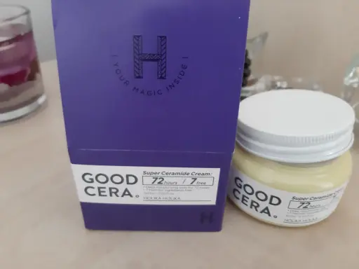 Krem Holika Holika Good Cera Super Ceramide Cream w fioletowym pudełku i słoiczku.