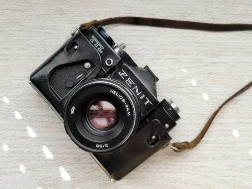 Klisza 35mm: Jak wyjąć film z aparatu analogowego bez strat?