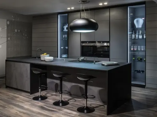 Cucina moderna con isola centrale e sgabelli. Il grigio scuro domina, creando un'atmosfera sofisticata. Perfetto per chi cerca idee su come abbinare il grigio scuro con stile.