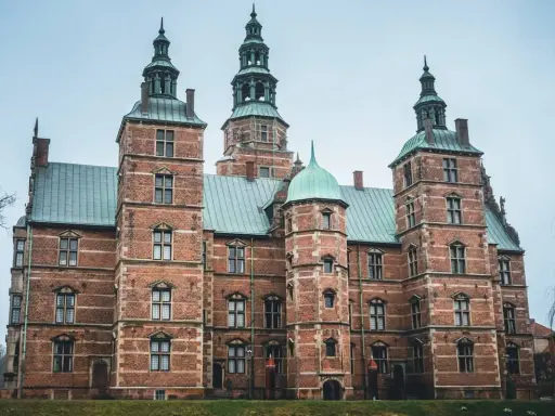 Il castello di Rosenborg interno, con le sue torri imponenti e i tetti verdi, evoca un'atmosfera storica e regale.