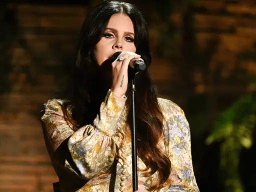 Lana Del Rey śpiewa, przypominając najpiękniejsze piosenki o miłości zagraniczne. Jej stylizacja i wykonanie tworzą magiczną atmosferę.