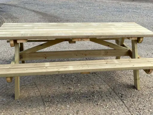 En robust bänk i tryckimpregnerat trä, perfekt för utomhusbruk. Denna bänk är redo för många sommarfester och fikastunder.