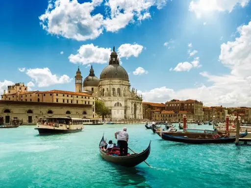 Gondelfahrt auf dem Canal Grande vor der Basilica di Santa Maria della Salute – ein Muss, was man in Venedig gesehen haben muss.