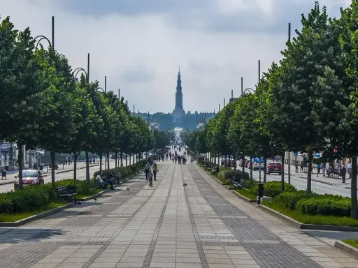 Aleja z drzewami prowadząca do Jasnej Góry. Idealne miejsce na spacer, gdy szukasz częstochowa atrakcje na weekend.