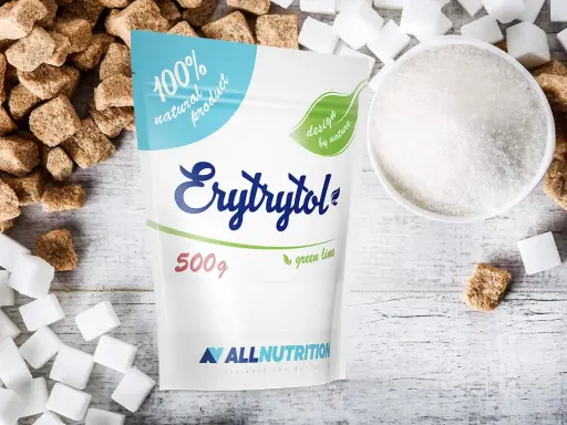 Erytrytol obok kostek cukru i miseczki z kryształkami. Naturalny słodzik, zdrowsza alternatywa dla cukru.