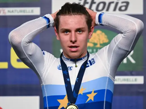 Tim Torn Teutenberg mit Medaille und Europasternen auf dem Trikot, Hände im Haar.