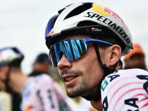 Primož Roglič, Radfahrer mit Helm und Sonnenbrille, bereit für die Tour de France.