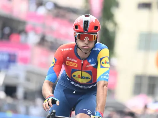 Carlos Verona im roten und blauen Radtrikot mit Lidl-Logo, konzentriert auf dem Rad.