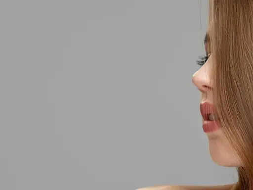Ein Profil einer Frau mit glänzendem, kupferblondem Haar. Die Haarfarbe schimmert warm und natürlich.