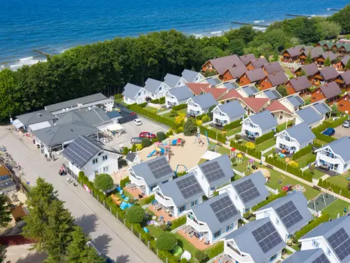 Widok z lotu ptaka na kompleks domków letniskowych Collins Resort. Właściciel dba o każdy szczegół, tworząc idealne miejsce na wypoczynek nad morzem.