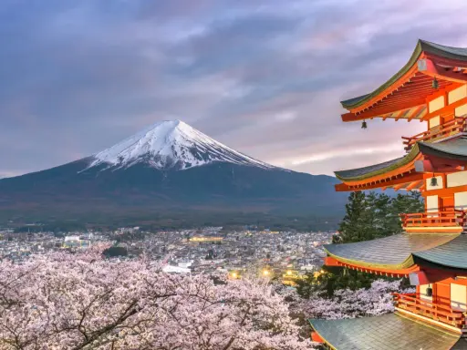 Wiosna w Japonii: kwitnące wiśnie, pagoda i ośnieżony Fudżi. Ciekawe ciekawostki o Japonii czekają!