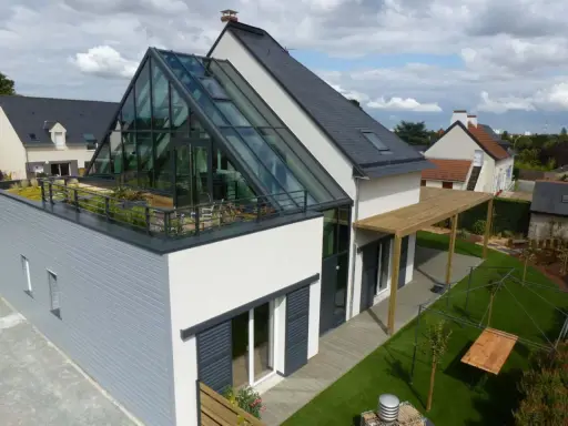 Maison moderne avec toit en verre spectaculaire, terrasse végétalisée et pergola en bois. Un rêve de maison ecc.