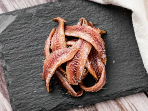 Sardele, czyli anchois, to małe, słone rybki, idealne do sałatek i sosów.