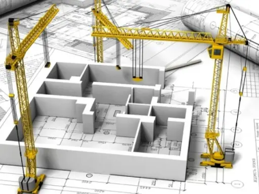 Progetto di costruzione con gru gialle su planimetrie. Il modello 3D di un edificio mostra le fondamenta e le pareti, pronto per il cantiere ntc 2018.
