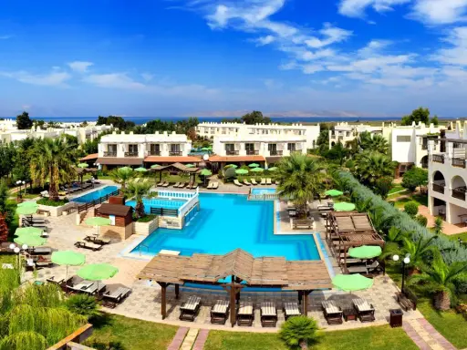 Luksusowy hotel z basenami i palmami, idealny na wakacje. Wiele osób chwali go w swoich gaia royal opinie.