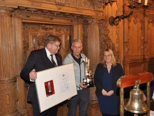 Michael Illbruck erhält Urkunde und Pokal.