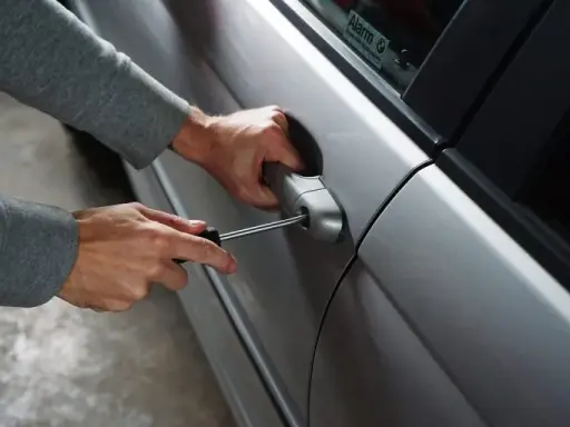 Kradzież "na walizkę": Jak skutecznie zabezpieczyć auto Keyless?