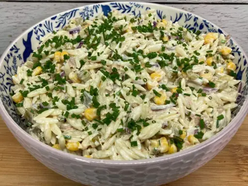Boska sałatka z tuńczykiem i makaronem orzo, kukurydzą i szczypiorkiem. Idealna na szybki obiad.
