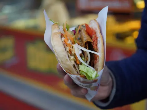 Kebab: skąd pochodzi? Berlin czy Stambuł? Odkryj fakty!