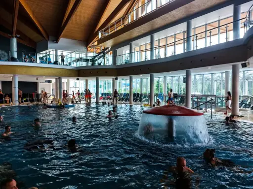 Wielki basen w Termach Bukowina, pełen ludzi. Szukasz informacji, jak dojechać?