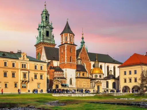Zamek Królewski na Wawelu, gdzie kiedyś mieszkał król, dziś przyciąga tłumy turystów.