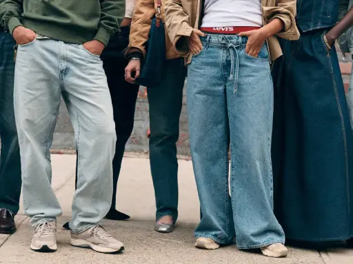 Persone con jeans loose, un look comodo e alla moda. Il significato dei jeans loose è libertà di movimento e stile casual.