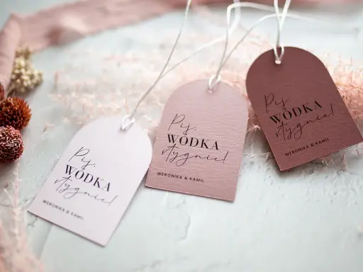 Eleganckie napisy na zawieszki na alkohol z imionami Weronika i Kamil. Idealne na wesele, by dodać uroku butelkom.