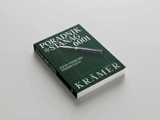 Poradnik STANAG 6001 poziom 1, język angielski. Okładka z pociskiem i logo wydawnictwa Krämmer.