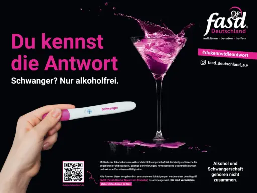 Schwangerschaftstest zeigt positiv. Ein Glas mit pinkem Spritzer. Die Botschaft: Alkohol und Schwangerschaft gehören nicht zusammen.