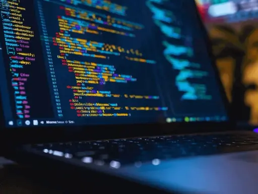 Laptop z kolorowym kodem, gdzie niektóre linie są przekreślone równa się, sugerując błędy lub zmiany w programie.