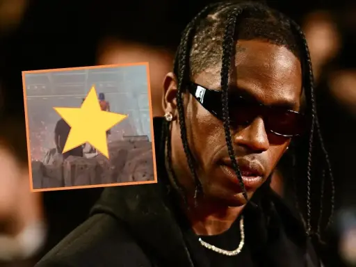 Travis Scott, znany raper amerykański, na scenie podczas koncertu. W tle tłum fanów.