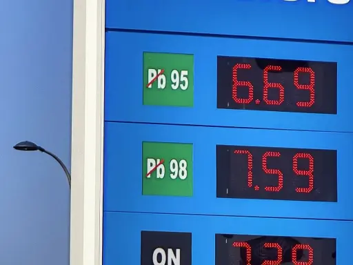 Cena paliwa 98 na tablicy to 7.59. Obok widnieje cena 6.69 za paliwo 95.