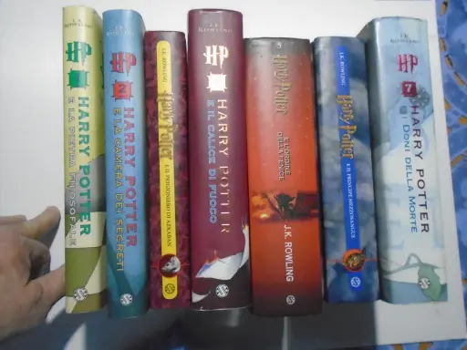 La saga di Harry Potter in italiano: sette volumi della saga, dalla Pietra Filosofale ai Doni della Morte.
