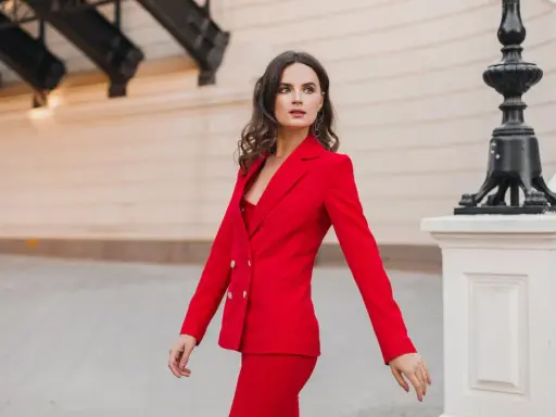 Donna con tailleur rosso, un look audace e sofisticato. Gli abbinamenti perfetti per un outfit indimenticabile.