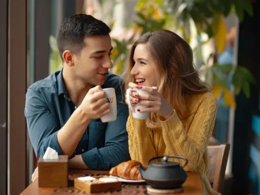 Jak flirtować na pierwszej randce? Sprawdzone triki i mowa ciała