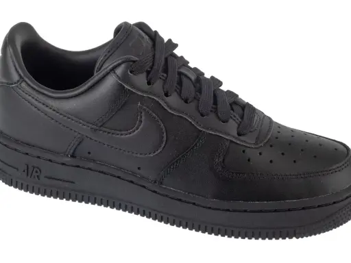 Czarne, skórzane buty Nike Air Force 1. Wyglądają na świeże i oryginalne, gotowe na miejskie przygody.