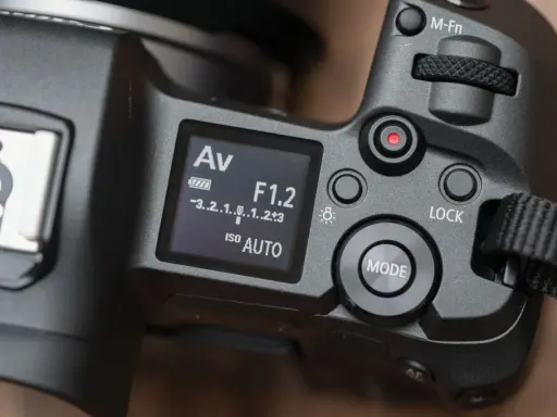 Jak dobrze ustawić aparat Canon? Widok na ekran LCD aparatu Canon z ustawieniem Av, F1.2, ISO AUTO.
