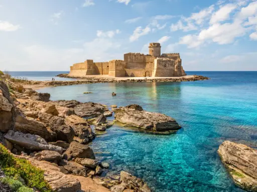 Castello Aragonese a Le Castella, una delle curiosità sulla Calabria, si erge su un isolotto roccioso bagnato da acque cristalline.
