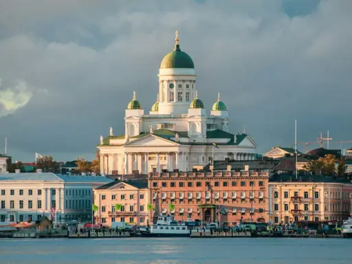 Majestatyczna katedra góruje nad portem w Helsinkach, pięknym mieście w Finlandii.